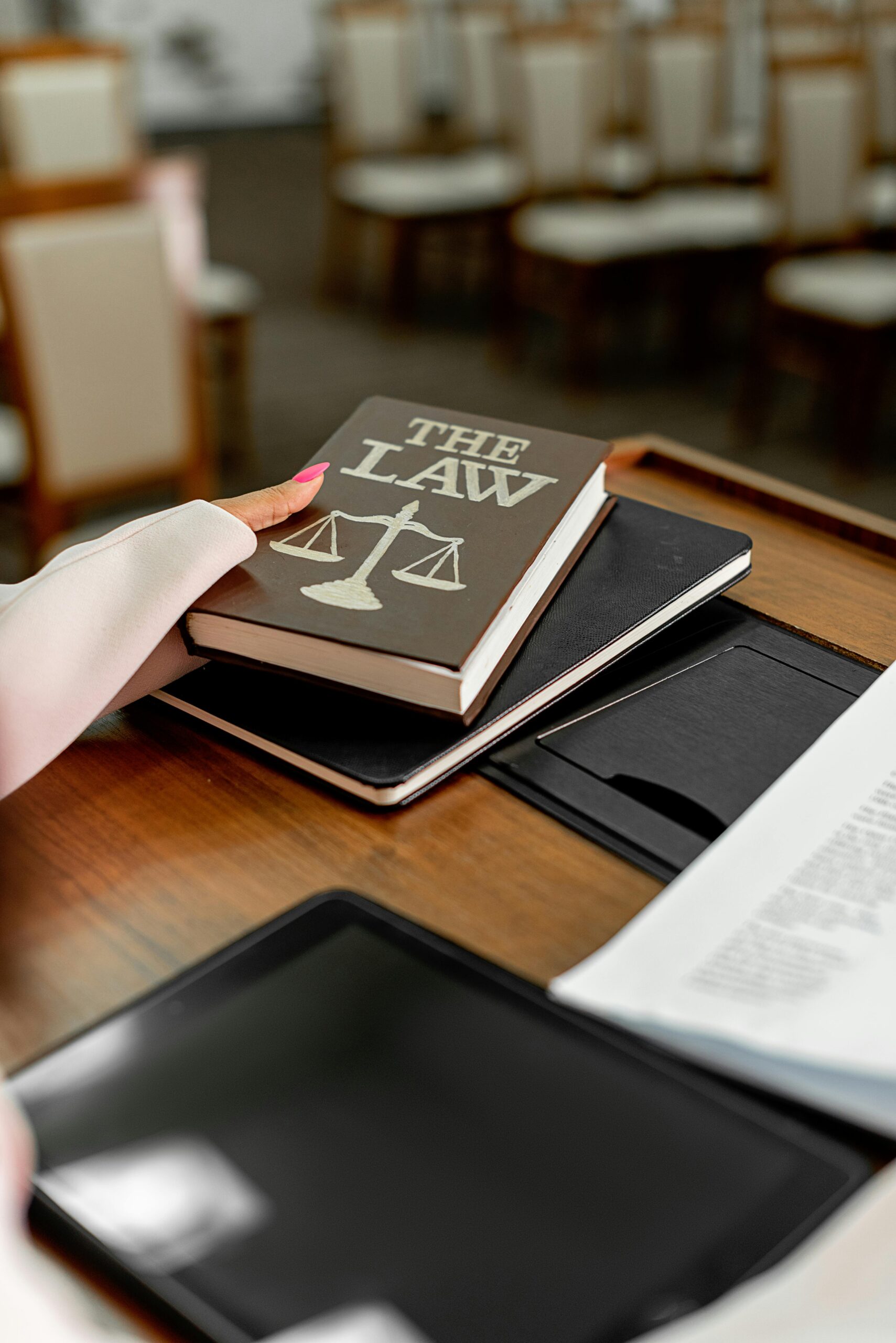 Tygodnik AI: Prawo w AI, Odpowiedzialność i Nowa Era Efektywności Modeli LLM